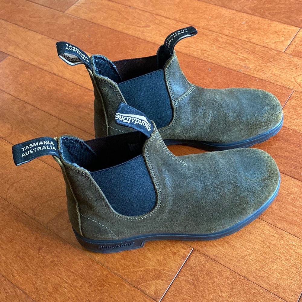 Blundstone 1615 Dark Olive Suede Boot Elastic Sided, Size 5 AU